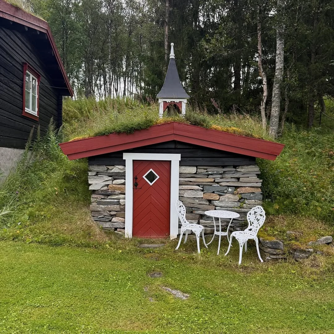Traditionellt bygge med torvtak