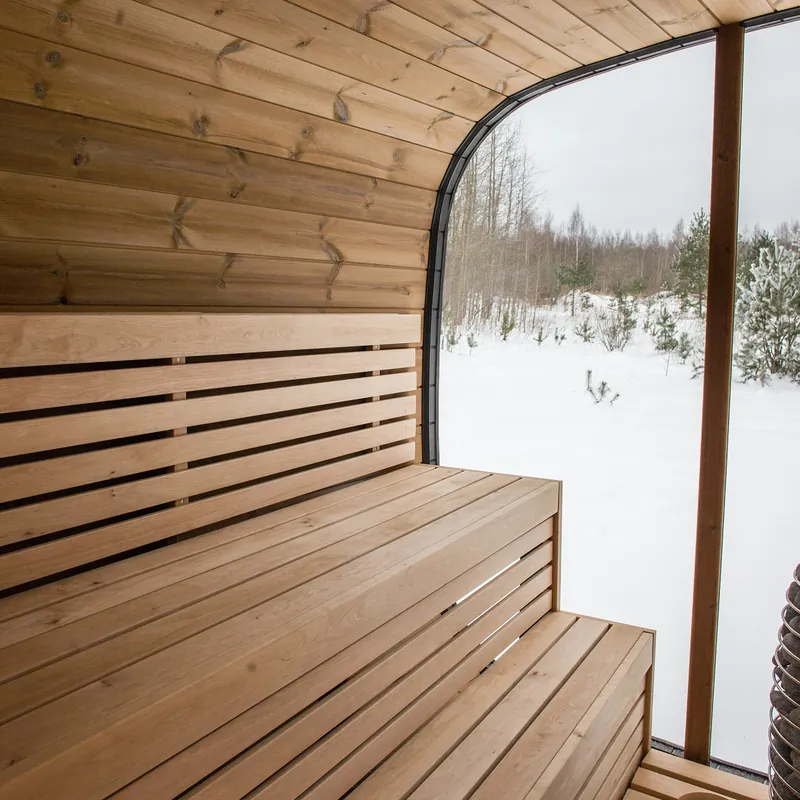 Bänkarna i al i två nivåer längs sidoväggen